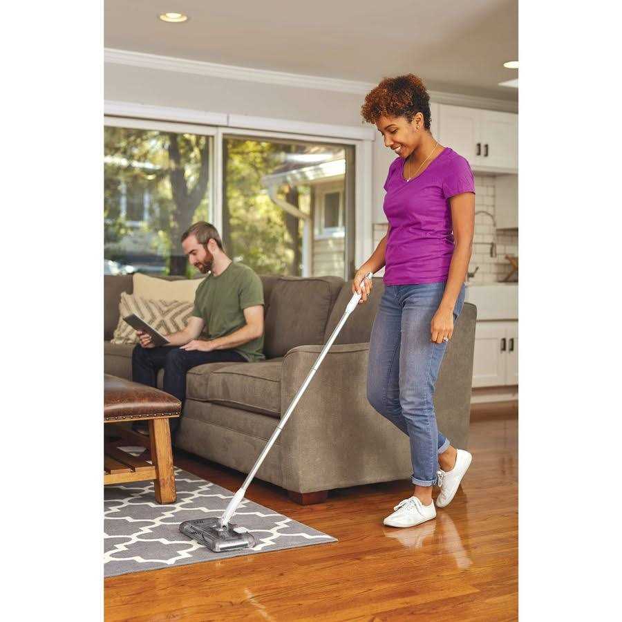 BLACK+DECKER Lithium Powered Floor Sweeper - Image 3