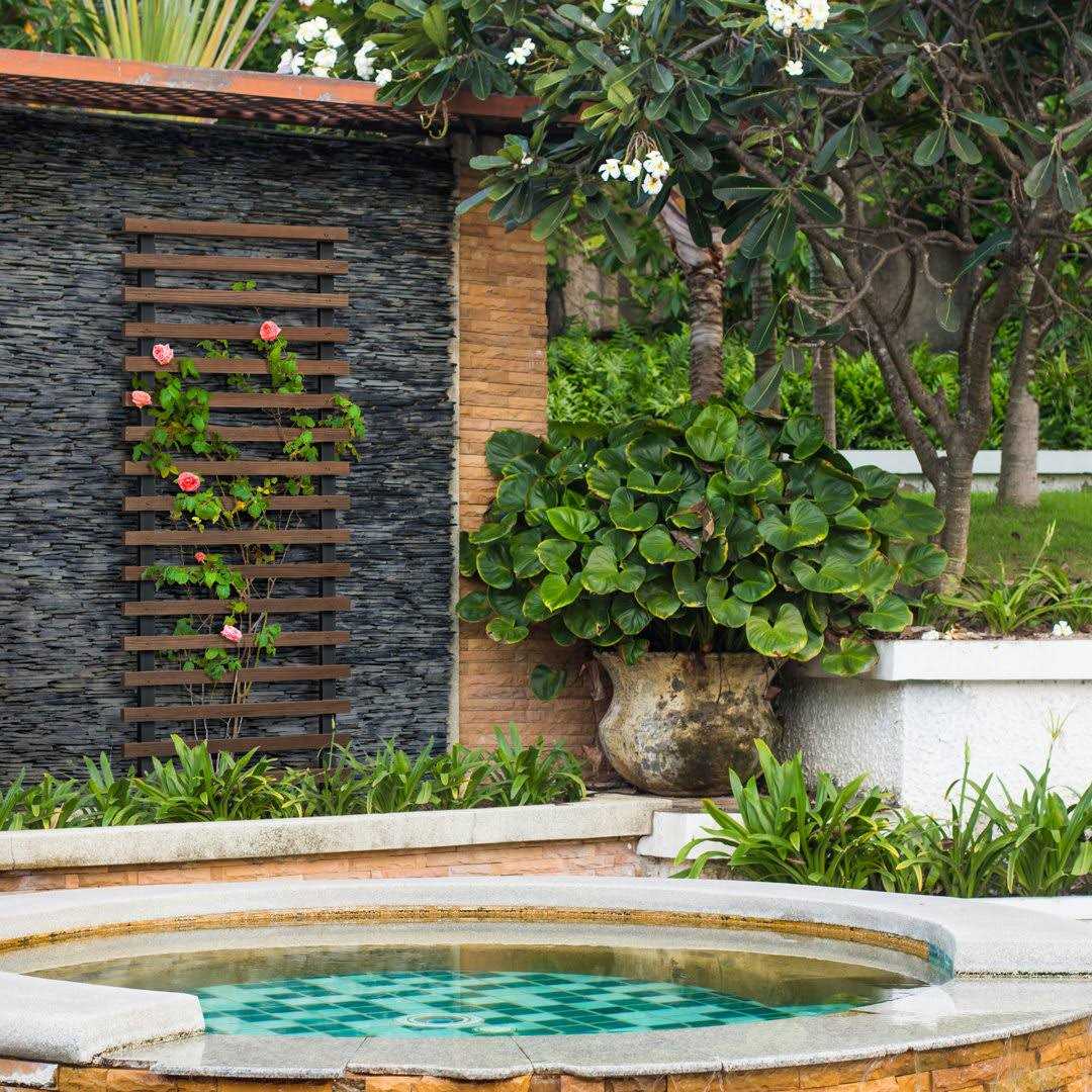 Outdoor Essentials Haven 72 in. Black and Walnut‐Tone Ladder Trellis - Image 3